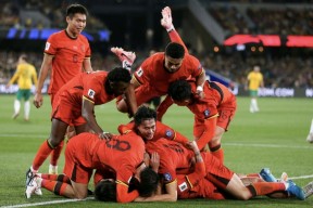 爱游戏官网-亚洲足坛赛事频繁，球队拼尽全力冲刺(亚洲地区足球比赛)