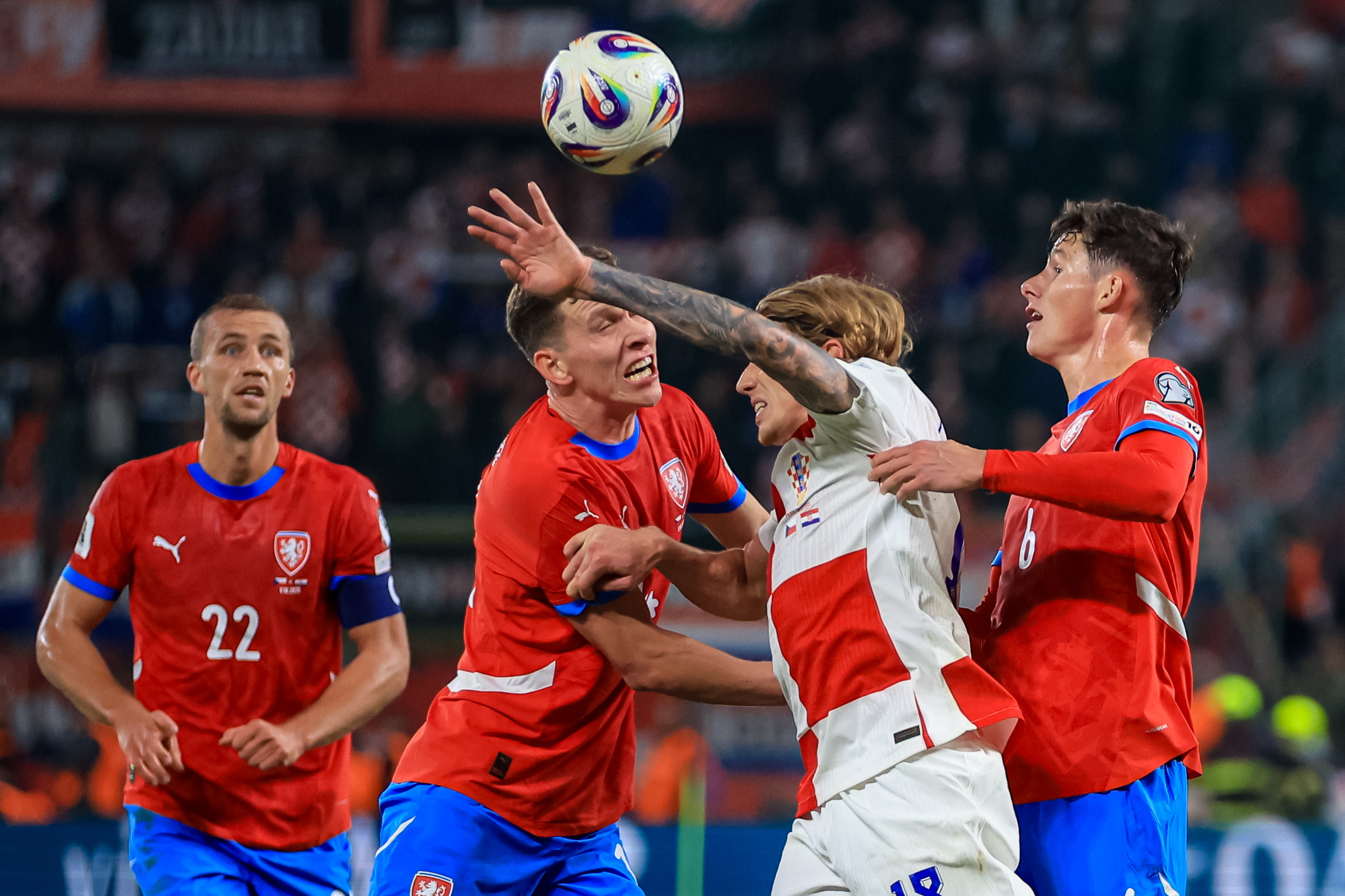 爱游戏-佛罗伦萨客场战平，争夺欧联杯资格进展缓慢(佛罗伦萨战绩)  第1张